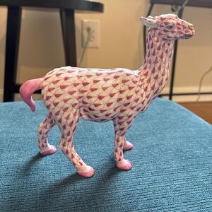 Herend llama 15662 raspberry pink fishnet